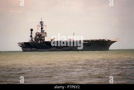 Hurricane Relief-6. Ein steuerbord Bug auf dem Flugzeugträger USS AMERICA (CV-66) Rückkehr aus dem Meer nach Hurrikan Felix die Gegend zog. Die USS AMERIKA bereitet sich auf das Mittelmeer zu implementieren und nach ihrer Rückkehr in die USA wird das Schiff stillgelegt werden. Stockfoto