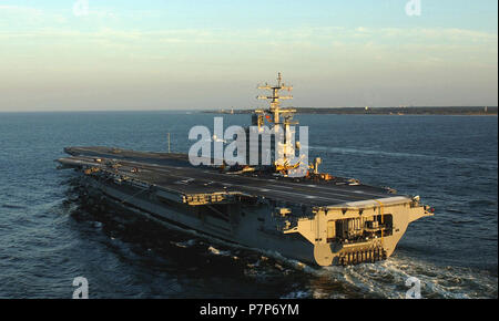 Hurricane Relief-11. Port Bow View der US Navy (USN) NIMITZ KLASSE: Flugzeugträger USS Ronald Reagan (CVN 76), unterwegs in den Atlantischen Ozean während einer außerplanmäßigen Abend Abfahrt von der Naval Station Norfolk, Virginia (VA), in Erwartung der Ankunft des Hurrikans Isabel. Stockfoto