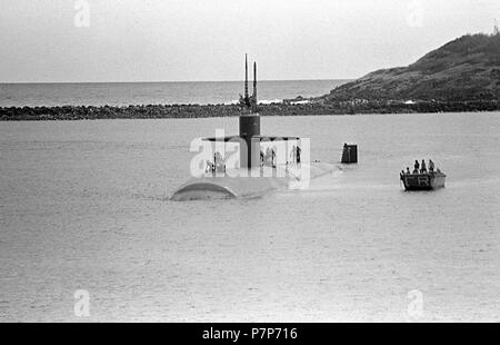 Hurricane Relief-29. Antenne Anschluss Bow View des Nukleargetriebenen Angriffs-U-Boot USS INDIANAPOLIS (SSN-697) die Häfen zur Amtshilfe nach dem Hurrikan Iwa durch den Bereich weitergegeben. Stockfoto