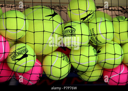 Riesige Slazenger-Kugeln zum Verkauf am sechsten Tag der Wimbledon Championships im All England Lawn Tennis und Croquet Club, Wimbledon. DRÜCKEN SIE VERBANDSFOTO. Bilddatum: Samstag, 7. Juli 2018. Siehe PA Geschichte TENNIS Wimbledon. Bildnachweis sollte lauten: Nigel French/PA Wire. Stockfoto