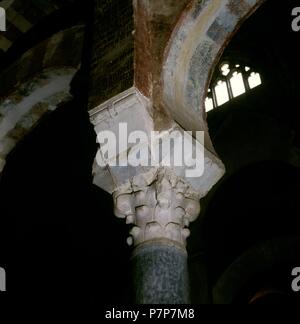 MEZQUITA DE CORDOBA. CAPITEL ARABE EN LA REAPROVECHADO AMPLIACION DE LA MEZQUITA DE LA EPOCA DE ABDERRAMAN I. CAPITEL CON VEGETAL DECORACION Y FUSTE LISO. Córdoba, ESPAÑA. Stockfoto