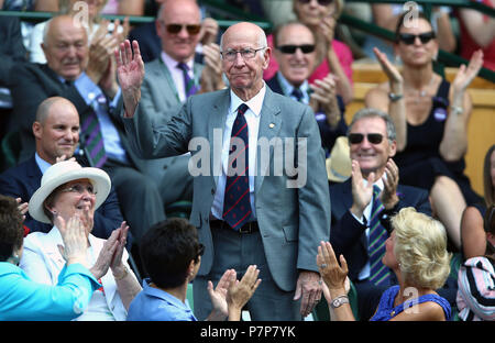 Sir Bobby Charlton in der Königsloge auf Center Court am Tag sechs der Wimbledon Championships in der All England Lawn Tennis und Croquet Club, Wimbledon. Stockfoto