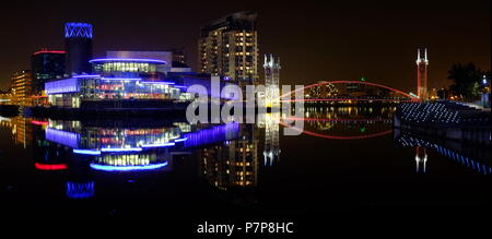 Salford Quays bei Nacht einschließlich der Lowry Centre & Millenium Fußgängerbrücke. Stockfoto