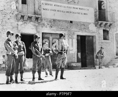 Englisch: Lieutenant General George Patton Uhren Operationen von einer Stadt in erster Linie von seinen Mitarbeitern begleitet. 1943 171 George S. Patton 45 Stockfoto