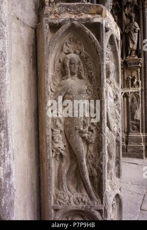 CATEDRAL DE NOTRE-DAME. ESCULTORICOS PORTADA Y Details und Buchungsmöglichkeit. TOURNAI, FRANCIA. Stockfoto