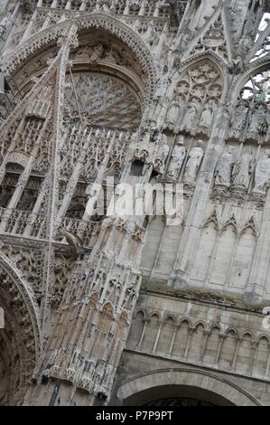 CATEDRAL DE NOTRE-DAME. Details und Buchungsmöglichkeit DE LA PORTADA. . ROUEN, Frankreich. Stockfoto