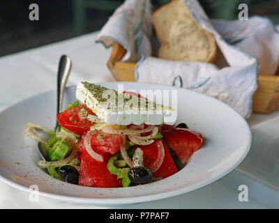 Nahaufnahme der griechischen Salat mit frischen Tomaten, Zwiebeln, Schafskäse und schwarzen Oliven Stockfoto
