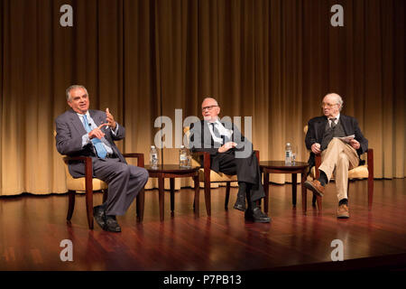 3W 1A 1504 (26659271224). (Nach rechts) Ray LaHood, 16 Verkehrsministerium Sekretär links; H. Lee Hamilton, distinguised Gelehrter in der Schule für globale und internationale Studien und als Professor der Praxis in der Schule des öffentlichen und Environemntal Angelegenheiten an der Universität von Indiana, und Thomas B. Edsall, wöchentliche Kolumnistin der New York Times, sprechen im Rahmen einer Podiumsdiskussion mit dem Titel 'Congress, Präsidenten, und amerikanische Poltics: 50 Jahre Schriften und Reflexionen,' an der National Archives in Washington, DC, am 27. April 2016. Stockfoto