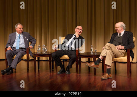 3W 1A 1765 (27232533856). (Nach rechts) Ray LaHood, 16 Verkehrsministerium Sekretär links; H. Lee Hamilton, distinguised Gelehrter in der Schule für globale und internationale Studien und als Professor der Praxis in der Schule des öffentlichen und Environemntal Angelegenheiten an der Universität von Indiana, und Thomas B. Edsall, wöchentliche Kolumnistin der New York Times, sprechen im Rahmen einer Podiumsdiskussion mit dem Titel 'Congress, Präsidenten, und amerikanische Poltics: 50 Jahre Schriften und Reflexionen,' an der National Archives in Washington, DC, am 27. April 2016. Stockfoto