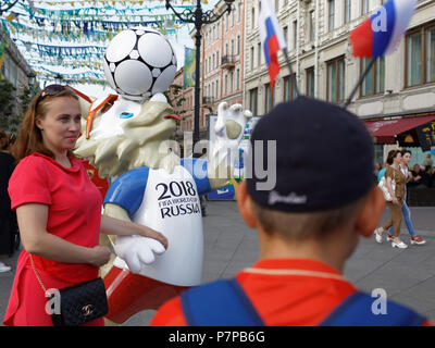 St. Petersburg, Russland - 17. Juni 2018: Fußball-Fans machen Foto bei Zabivaka Maskottchen am Newski-Prospekt während der Fußball-WM Russland 2018. St. Petersbu Stockfoto