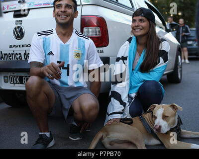 St. Petersburg, Russland - 25. Juni 2018: Fußball-Fans reisen auf ihr Auto von Argentinien nach St. Petersburg vor der FIFA WM 2018 match Argen Stockfoto