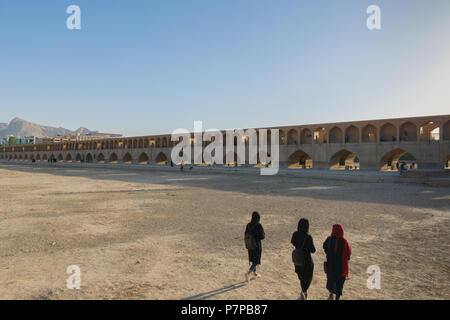 Isfahan, Iran - Juni, 2018: Khaju Brücke über den ausgetrockneten Flusses Zayandehrud in Isfahan, Iran. Stockfoto