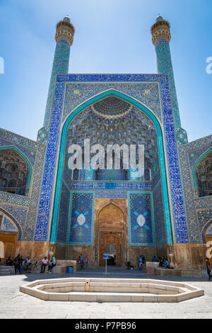 Isfahan, Iran - 22. April 2018: Historischen Imam Moschee Naghsh-e Jahan Square, Isfahan, Iran. Der Bau begann im Jahre 1611 und ist einer der Meisterwerk Stockfoto