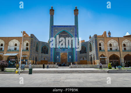 Isfahan, Iran - 22. April 2018: Historischen Imam Moschee Naghsh-e Jahan Square, Isfahan, Iran. Der Bau begann im Jahre 1611 und ist einer der Meisterwerk Stockfoto