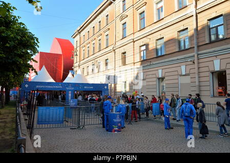 St. Petersburg, Russland - Juli 03, 2018 Checkpoint in der Fan Zone Fans der Wm auf die großen Ställe Straße Stockfoto