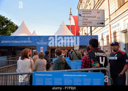 St. Petersburg, Russland - Juli 03, 2018 Checkpoint in der Fan Zone Fans der Wm auf die großen Ställe Straße Stockfoto