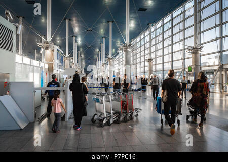 Teheran, Iran - Juni 2018: Teheran Imam Khomeini International Airport Architektur. Teheran Imam Khomeini International Airport (IKA). Stockfoto