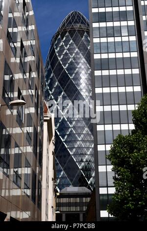 Die Gherking unter anderen Hochhäusern in London Stockfoto