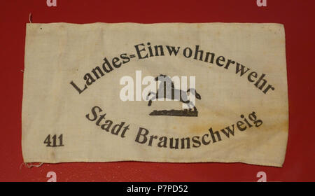 Englisch: Ausstellung im braunschweigisches Landesmuseum, Braunschweig, Deutschland. Diese Arbeit ist in der weil der Schöpfer (s) vor mehr als 70 Jahren starb. 18 November 2014, 08:46:13 143 Einwohnerwehr Armband, Braunschweig, 1918-1919 - braunschweigisches Landesmuseum-DSC-04739 Stockfoto