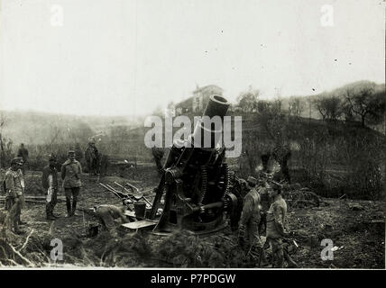 30,5 cm-Mörser in Position im Rosental in der Villa Starkenfels, 8.11.1915. 30,5 cm Mörser in Stellung im Rosental bei Villa Starkenfels, 8.11.1915. Stockfoto