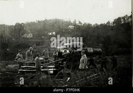 30,5 cm-Mörser in Position im Rosental in der Villa Starkenfels, 8.11.1915. 30,5 cm Mörser in Stellung im Rosental bei Villa Starkenfels, 8.11.1915. Stockfoto