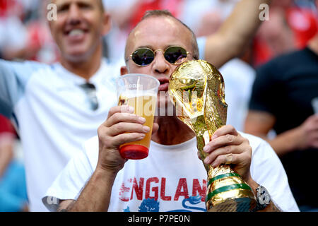 Ein England Fan auf den Rängen hält eine Nachbildung des 2018 FIFA WM-Pokal vor der Fußball-WM, Viertel Finale von Samara Stadion. Stockfoto