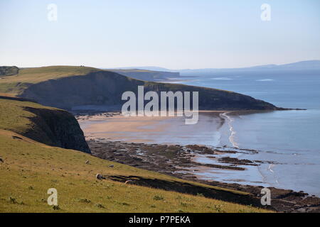 Das sehr beliebte Dunraven bucht auch als Southerndown Bay auf theHeritage Küste in der Nähe von Bridgend bekannt mit weitläufigen Sandstrand bei Ebbe und atemberaubende Klippen. Stockfoto