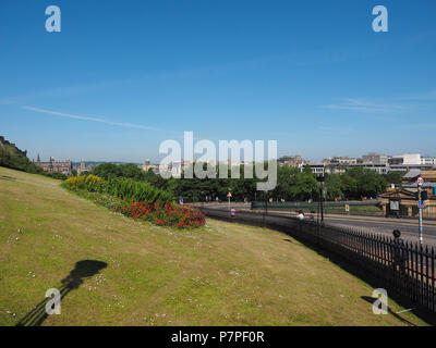 EDINBURGH, Großbritannien - ca. Juni 2018: Der Damm künstlichen Hügel zwischen der neuen und der alten Stadt Stockfoto