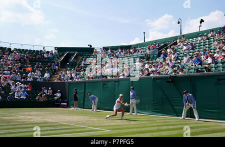 Leere Sitze auf Gericht zwei nach drei Uhr als Dominika Cibulkova spielt am Tag sechs der Wimbledon Championships in der All England Lawn Tennis und Croquet Club, Wimbledon. PRESS ASSOCIATION Foto. Bild Datum: Samstag, Juli 7, 2018. Siehe PA Geschichte TENNIS Wimbledon. Photo Credit: John Walton/PA-Kabel. Einschränkungen: Nur für den redaktionellen Gebrauch bestimmt. Keine kommerzielle Nutzung ohne vorherige schriftliche Zustimmung der AELTC. Standbild nur verwenden - keine bewegten Bilder zu emulieren. Keine Überlagerung oder Entfernung von Sponsor/ad Logos. +44 (0)1158 447447 für weitere Informationen. Stockfoto