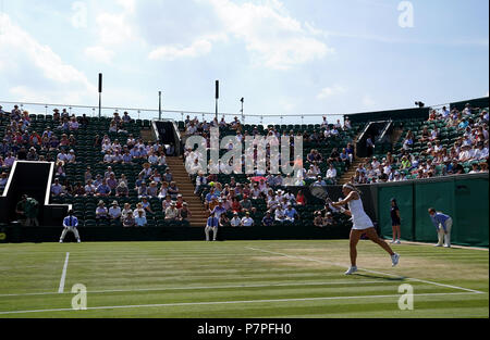 Leere Sitze auf Gericht zwei nach drei Uhr als Dominika Cibulkova spielt am Tag sechs der Wimbledon Championships in der All England Lawn Tennis und Croquet Club, Wimbledon. PRESS ASSOCIATION Foto. Bild Datum: Samstag, Juli 7, 2018. Siehe PA Geschichte TENNIS Wimbledon. Photo Credit: John Walton/PA-Kabel. Einschränkungen: Nur für den redaktionellen Gebrauch bestimmt. Keine kommerzielle Nutzung ohne vorherige schriftliche Zustimmung der AELTC. Standbild nur verwenden - keine bewegten Bilder zu emulieren. Keine Überlagerung oder Entfernung von Sponsor/ad Logos. +44 (0)1158 447447 für weitere Informationen. Stockfoto