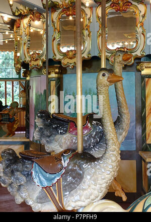 Englisch: Dentzel Carousel, San Francisco Zoo, San Francisco, Kalifornien. Hand - von William H. Dentzel 1921 gestaltete. Herr Dentzel starb 1928, und so ist diese Arbeit ist jetzt in der Weil der Künstler vor mehr als 70 Jahren starb. 20 Mai 2015, 14:59:43 297 Strauße - Dentzel Carousel, San Francisco Zoo, San Francisco, CA - DSC 03432 Stockfoto