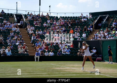 Leere Sitze auf Gericht zwei nach drei Uhr als Dominika Cibulkova spielt am Tag sechs der Wimbledon Championships in der All England Lawn Tennis und Croquet Club, Wimbledon. Stockfoto