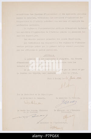 Français: Loi du 20 Juin 1936 instituant un congé annuel payé dans l'industrie, le Commerce, les Berufe libérales, les Services domestiques et l'agriculture. La Loi a été insérée au Journal officiel du 26 Juin 1936. Signé par le Président de la République, Albert Lebrun, le Président du conseil, Léon Blum, le Ministre du travail, Jean Lebas, le Garde des Sceaux, Ministre de la Justice, Marc Rucart, le Ministre de l'Economie nationale, Charles Spinasse, le Ministre de l'agriculture, Jean Monnet. Seite 4. 20. Juni 1936 249 Loi du 20 Juin 1936, p4 Stockfoto