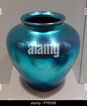 Englisch: Ausstellung im Krannert Art Museum, der Universität von Illinois in Urbana-Champaign-Urbana-Champaign, Illinois, USA. Diese Arbeit ist alt genug, so dass es im. 15 Juni 2015, 13:12:28 29 Aurene Vase, Steuben Abteilung von Corning Glaß Works, New York, 1900-1925, blau irisierenden, mundgeblasenem Glas - Krannert Art Museum, Uiuc-DSC-06571 Stockfoto