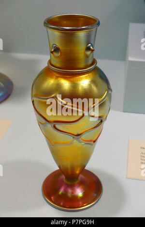 Englisch: Ausstellung im Krannert Art Museum, der Universität von Illinois in Urbana-Champaign-Urbana-Champaign, Illinois, USA. Diese Arbeit ist alt genug, so dass es im. 15 Juni 2015, 13:12:41 29 Aurene Vase, Steuben Abteilung von Corning Glaß Works, New York, 1900-1925, geblasen irisierendem Glas - Krannert Art Museum, Uiuc-DSC-06575 Stockfoto