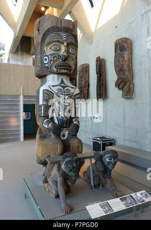 Englisch: Ausstellung im Museum für Anthropologie, Universität von British Columbia - Vancouver, British Columbia, Kanada. 21 Juni 2015, 18:32:32 21 Ahnenfigur mit Sklaven, geschnitzt von Siwis (George Nelson), Quatsino, C. 1906 - Museum für Anthropologie, Universität von British Columbia - DSC 08764 Stockfoto