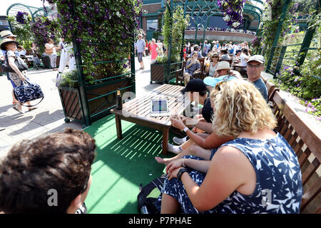 Tennisturniers beobachten das Endspiel der englischen Fußball-Weltmeisterschaft im Viertelfinale gegen Schweden auf einem Tablet am sechsten Tag der Wimbledon-Meisterschaft im All England Lawn Tennis and Croquet Club, Wimbledon. Stockfoto