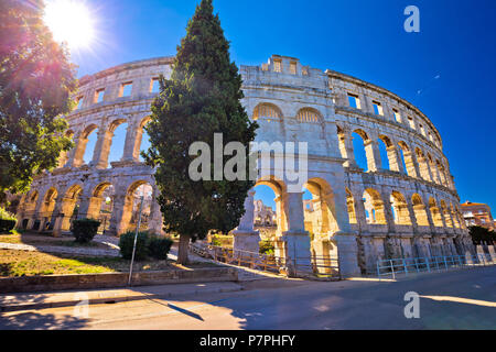 Arena Pula römische Amphitheater mit Blick auf den Sonnenuntergang, Region Istrien Kroatien Stockfoto