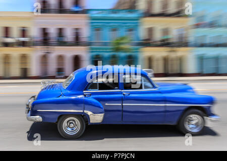 Panning Schuss blue American Classic Auto in Paseo del Prado, Havanna, Kuba Stockfoto