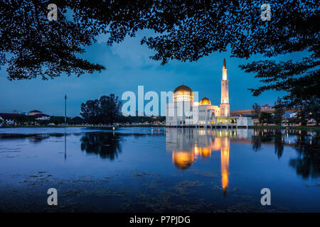 Ein ruhiger friedlicher Abend am As Salam Moschee, in Kajang Perdana, Malaysia. Stockfoto