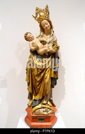 Englisch: Ausstellung im Busch-Reisinger Museum, Harvard University, Cambridge, Massachusetts, USA. Dieses Kunstwerk ist in der Weil der Künstler vor mehr als 70 Jahren starb. 11 April 2015, 11:32:40 254 Madonna mit Kind, C. 1430, Tiroler Schule, Deutschland - Busch-Reisinger Museum, Harvard University - DSC 01076 Stockfoto