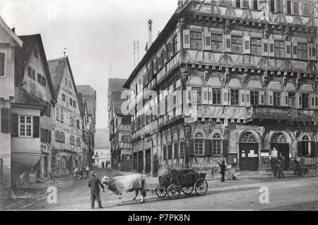 English: markgröninger Marktplatz-Szenerie 1916: Ochsengespanne, Kaminfeger in Bodenwaage vor dem Rathaus (noch mit Pool und Doppelportal, jedoch bereits mit Strommasten), Blick in die finstere Gasse mit dem 1917 abgebrannten Haus Nr. 3. 1916 261 Marktplatz + Finstere Gasse MG 1916 W Stockfoto