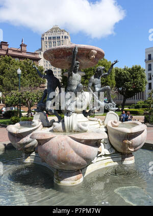 Englisch: Fontana delle Tartarughe (Brunnen der Schildkröten) - Huntington Park, San Francisco, Kalifornien, USA. Dies ist eine Kopie der ursprünglichen Brunnen in Rom, von Giacomo Della Porta und Taddeo Landini 1583 konzipiert. Es ist in der weil die Bildhauer vor mehr als 70 Jahren starb. 13 Mai 2015, 18:40:57 160 Fontana delle Tartarughe - Huntington Park, San Francisco, CA - DSC 02382 Stockfoto