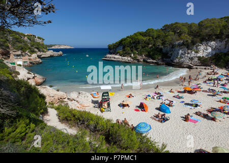 Aussicht auf den Strand von Cala Llombards im Sommer Stockfoto