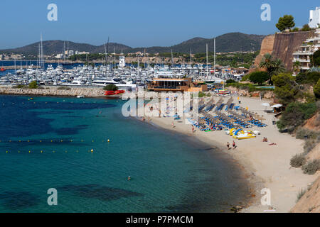 Blick auf den Strand und den Yachthafen von Portals Nous Stockfoto