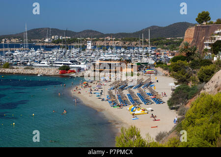 Blick auf den Strand und den Yachthafen von Portals Nous Stockfoto