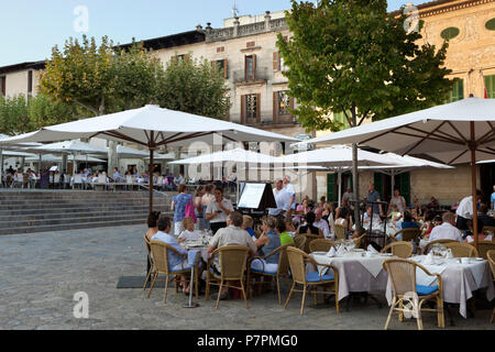 Restaurants an der Plaza Mayor, Pollenca, Mallorca (Mallorca), Balearen, Spanien Stockfoto