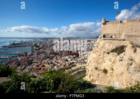 Blick über die Stadt Alicante von Mauern der Burg Santa Barbara Stockfoto