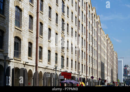 Marseille, Les Docks Dorf, 5 historischen Lagerhäusern in eine up-market Shopping, Office- und Restaurantkomplex umgewandelt Stockfoto