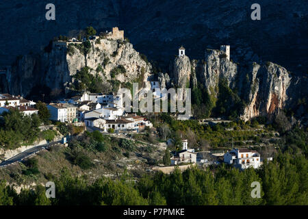 Blick auf den Glockenturm und Castell de Guadalest Stockfoto